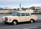 01  Tegund: Mercedes-Benz 190Dc Árgerð: 1964 Eigandi: Sveinn Þorsteinsson  Saga: Bíllinn var upphaflega í eigu leigubílstjóra hjá Hreyfli sem notaði hann til ársins 1971, þegar hjónin Erla og Einar eignast hann. Bíllinn er og hefur frá upphafi verið sjálfskiptur, sem kann að hljóma einkennilega þar sem hann var keyptur fyrir leigubílaakstur. Ástæðan fyrir því að hann var pantaður þannig var sú að bílstjórinn var einfættur. Einar og Erla notaðu hann með hléum fram til um ársins 1995, þegar Einar hófst handa við að gera bílinn upp. Sú aðgerð tók um fjögur ár og skipti hann um bæði frambrettin, eina hurð, húdd og skottlok. Þessir hlutir voru allir keyptir nýir í Ræsi ásamt fleira krómdóti eins og grillinu. Bíllinn var upphaflega 190D en þegar hann var gerður upp þá gerði eigandinn einnig upp 200D vél og lét í bílinn í staðin.  Bíllinn lítur mjög vel út að utan og hefur greinilega verið vandað vel til verka, en að innan er einhver samtíningur af innréttingum (rauð framsæti, svört aftursæti og blá hurðarspjöld, en upphaflega innréttingin var svört). Bíllinn hefur lítið verðir keyrður síðan hann var gerður upp, eða aðeins einhverja hundruð kílómetra að sögn Einars Númer innlögð af eiganda 03.07.02 Sveinn kaupir bílinn í október 2006.